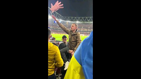 🇺🇦 #Nazis hailing a taxi at #Wembley