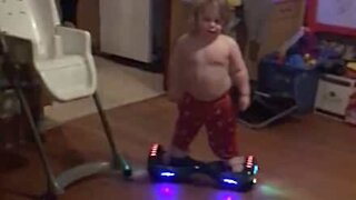 Menino de 2 anos e meio domina hoverboard