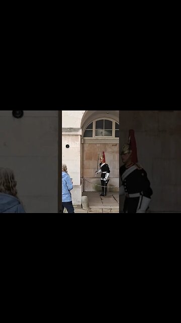 Get back guard shouts at in the arches #horseguardsparade