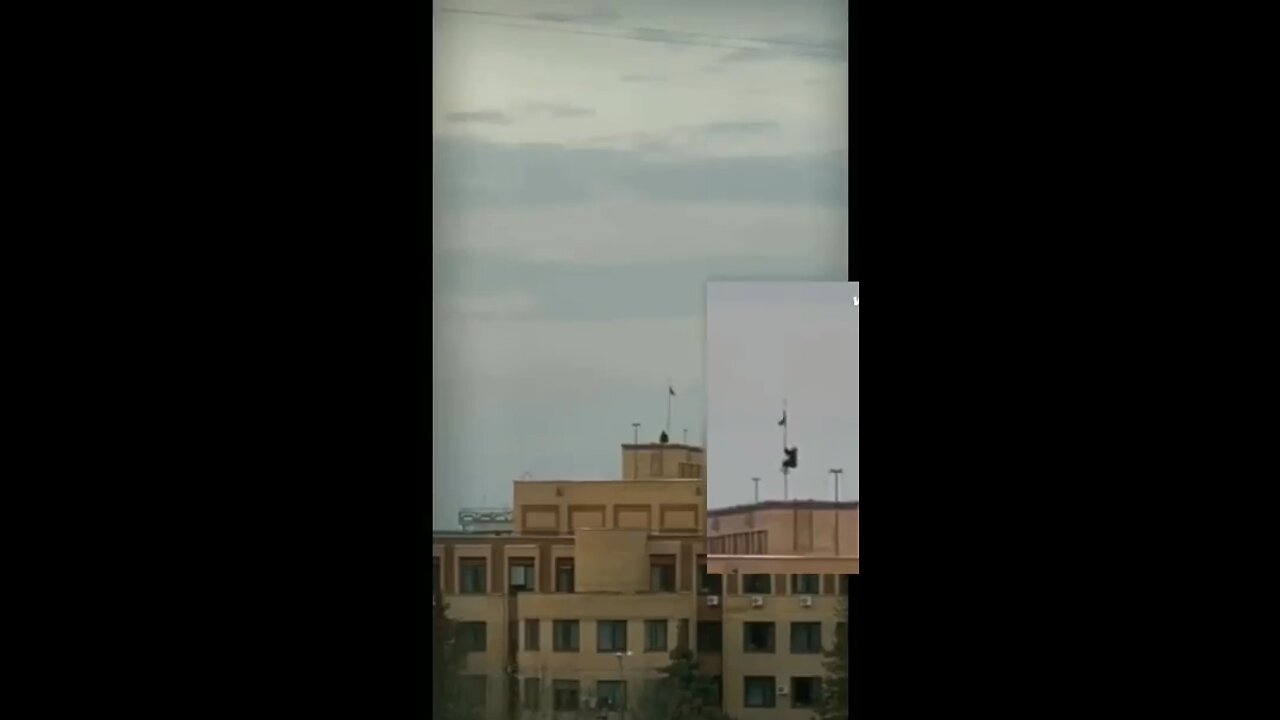 Brave Ukrainian from Balakleya climbed onto roof to remove Russian flag