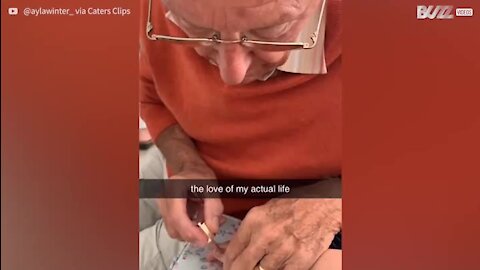 Le grand-père de cette fillette hospitalisée lui fait les ongles