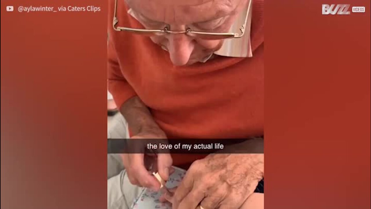 Le grand-père de cette fillette hospitalisée lui fait les ongles