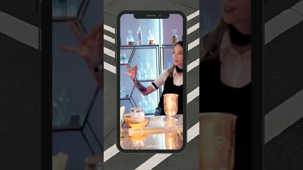 The beautiful bartender is performing 😍 #beautiful #girl #bartender #Barfrau #youtubeshorts #shorts