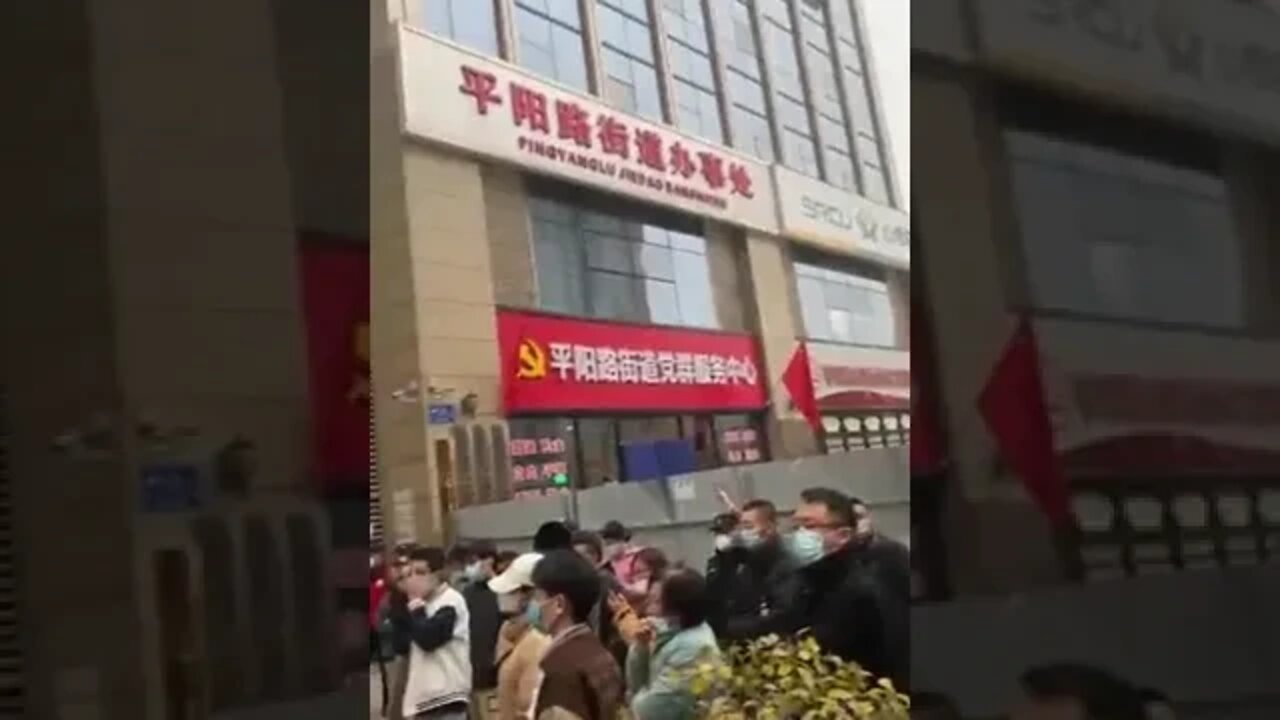 A woman speaking on the street was disrupted by Xi Jinping's communist police. Heavy censorship