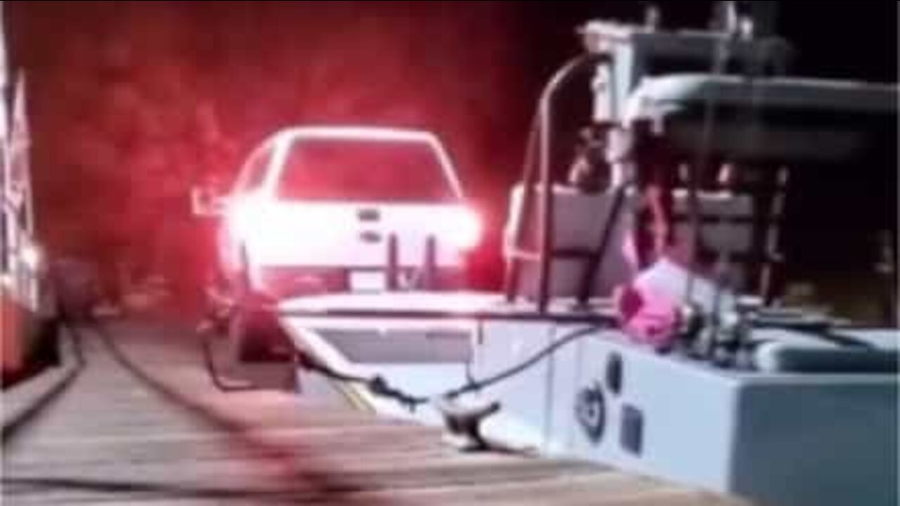 Motorista mostra como botar barco na água sem sair do carro