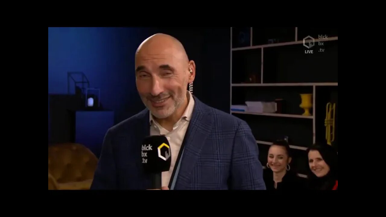 Belgisch plastisch chirurg Jeff Hoeyberghs gaat los na het zien van coronapersconferentie.
