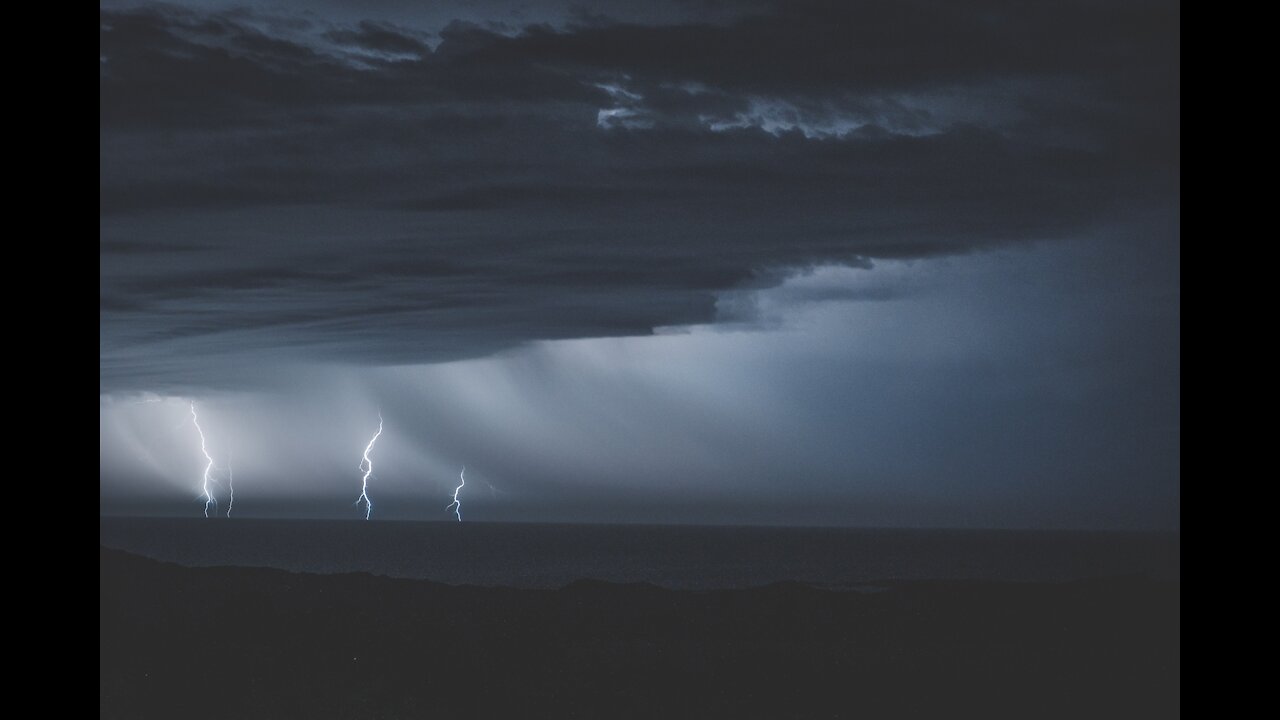 Violent storm with rough sea and lightning đ§ī¸đđŠī¸âĄ