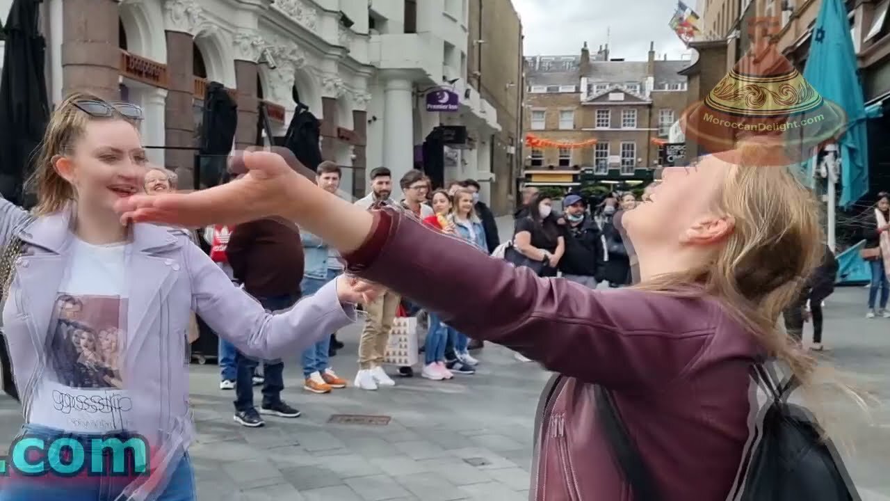 Street performer | Sweet Caroline | London