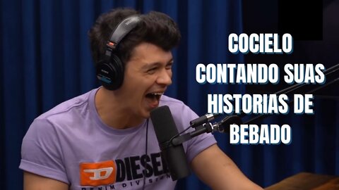 Júlio Cocielo contando suas historias de bêbado