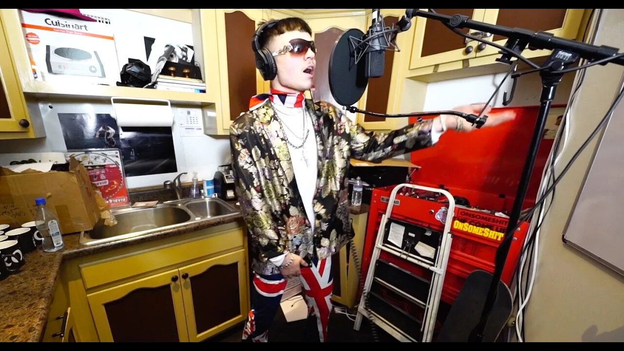 Bexey - In The Kitchen with No Jumper