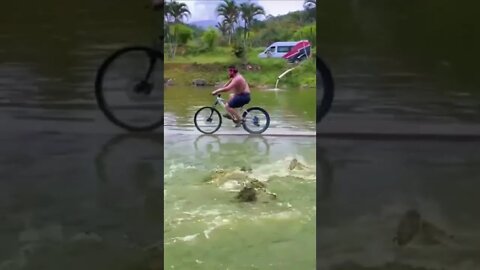 Passando de Bicicleta pelo Meio do Lago cheio de Crocodilos #shorts