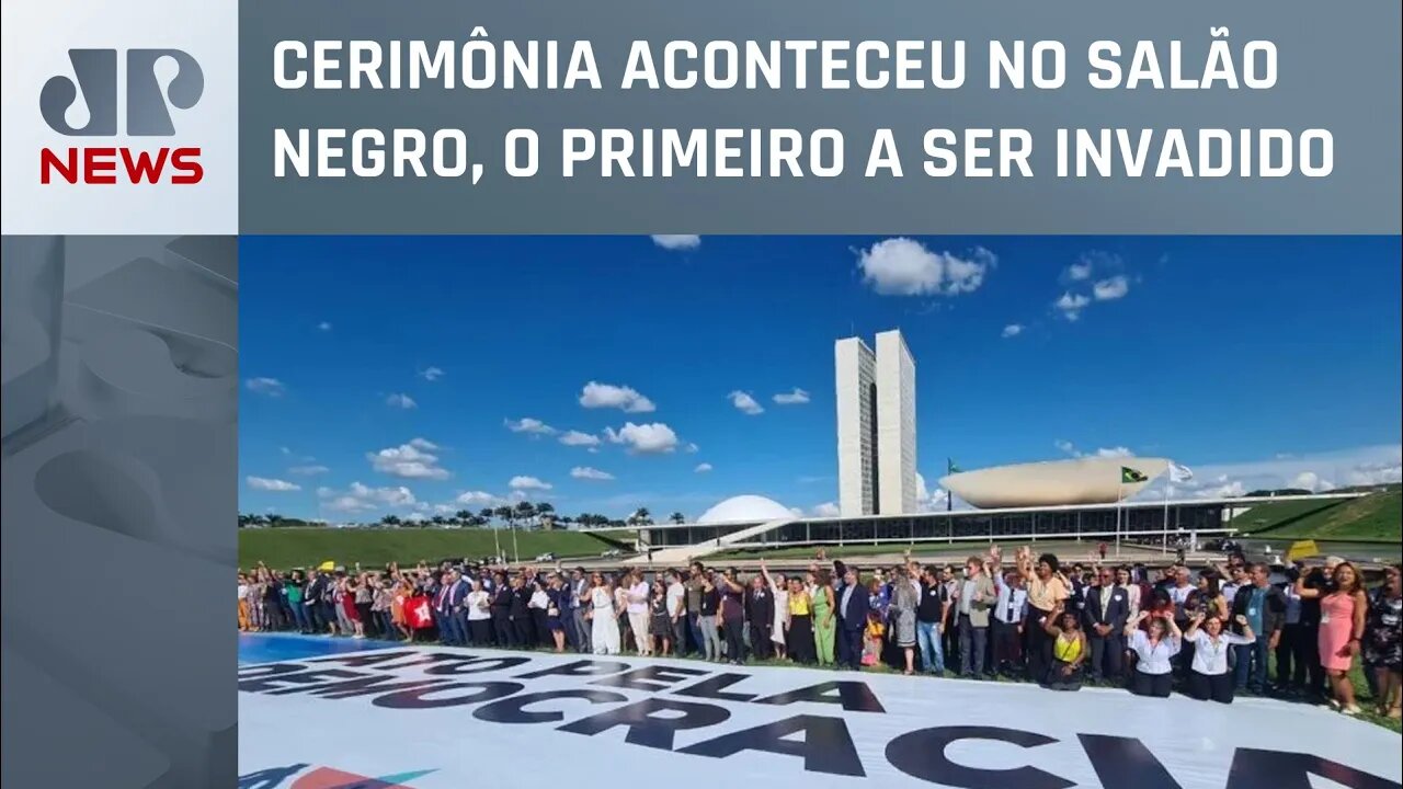 Servidores do Congresso realizam ato pela democracia um mês após invasão das sedes dos Três Poderes