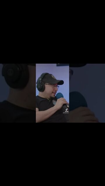 How females hit on guys low key!