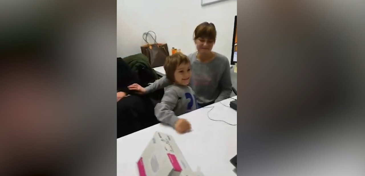 Poslušajte prve riječi dječaka nakon što je dobio slušni aparatić