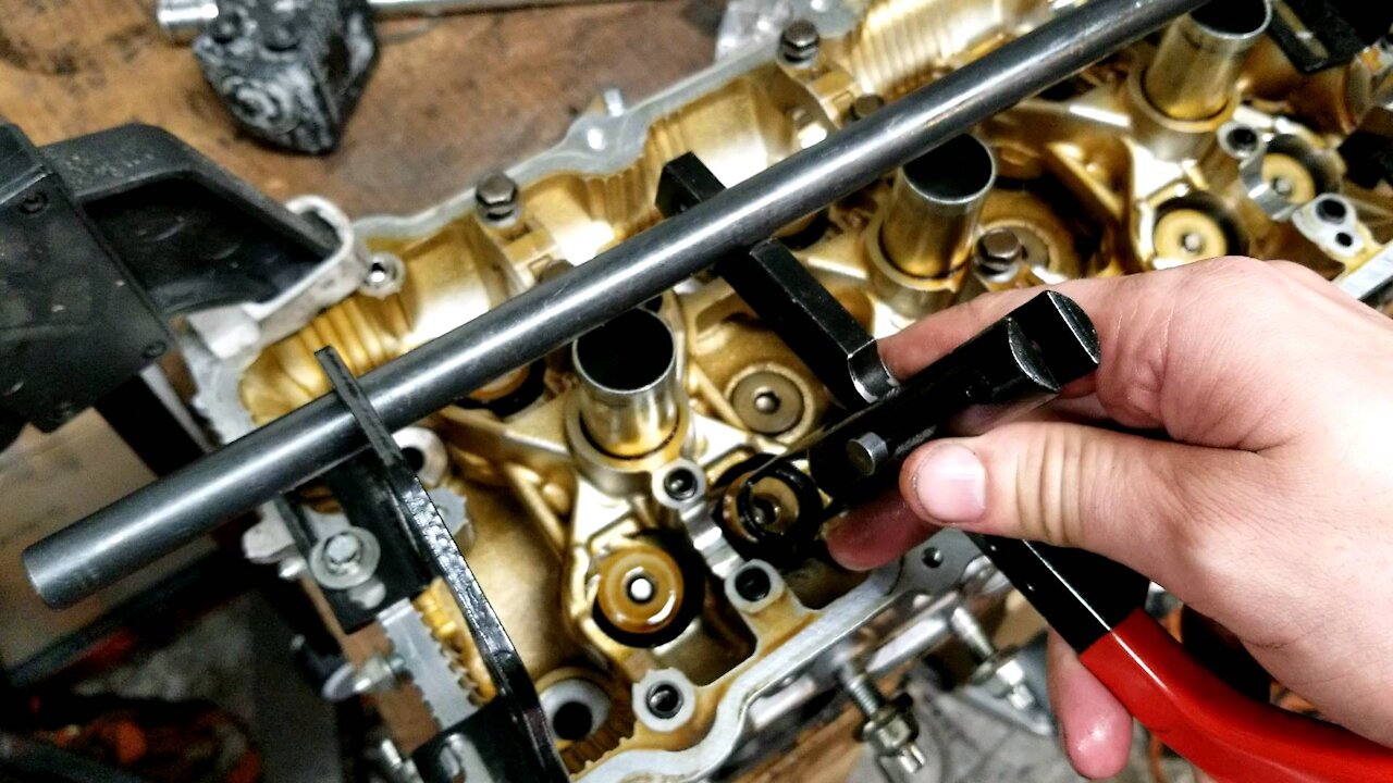 Tip for installing valve keepers