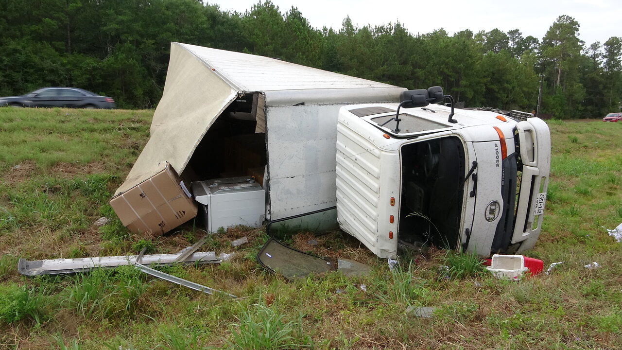 BOX TRUCK TURNS OVER, 2 HOSPITALIZED, LIVINGSTON TEXAS, 07/18/22...