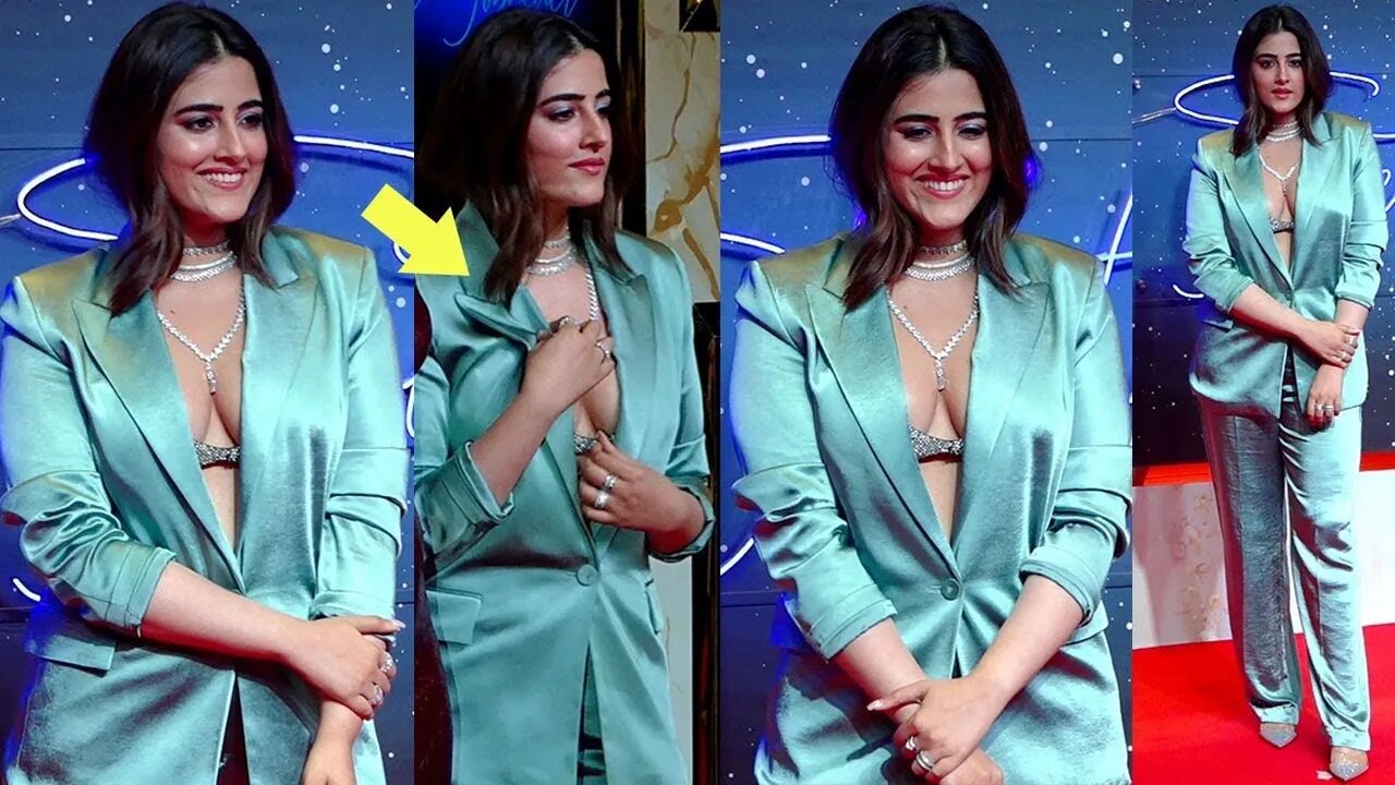 Are.. Baapre!! Baap Yeh Kya 😱👀 Nupur Sanon Flaunts Her Huge Cleavage In Open Blazer At Jio Event