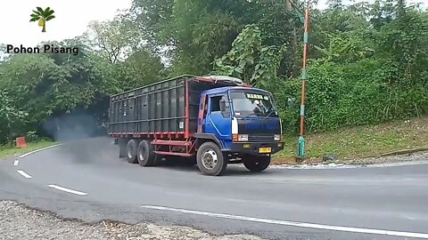 Truck Hino Truk Canter Melewati Tikungan Tajam #mobiltruk