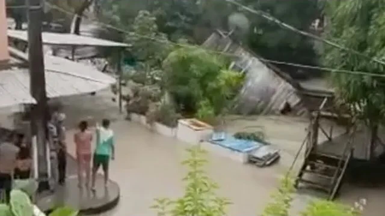 Casas são arrastadas na Avenida Manaus 2000 durante temporal; veja vídeo