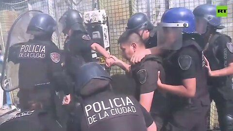 Stones hurled at Argentinian Congress amid IMF agreement talks