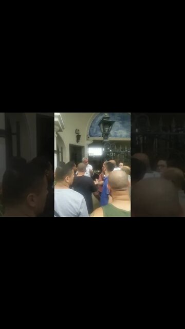 Vascaínos protestando em São Januário por causa de ingressos