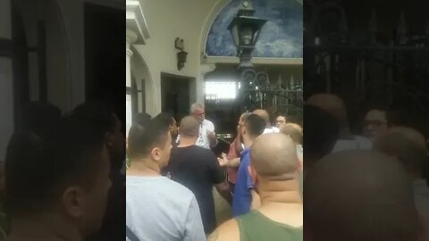 Vascaínos protestando em São Januário por causa de ingressos