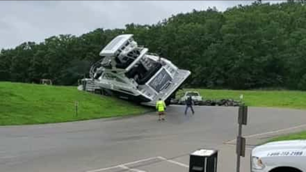 Un immense yacht se retourne dans un lac du Missouri