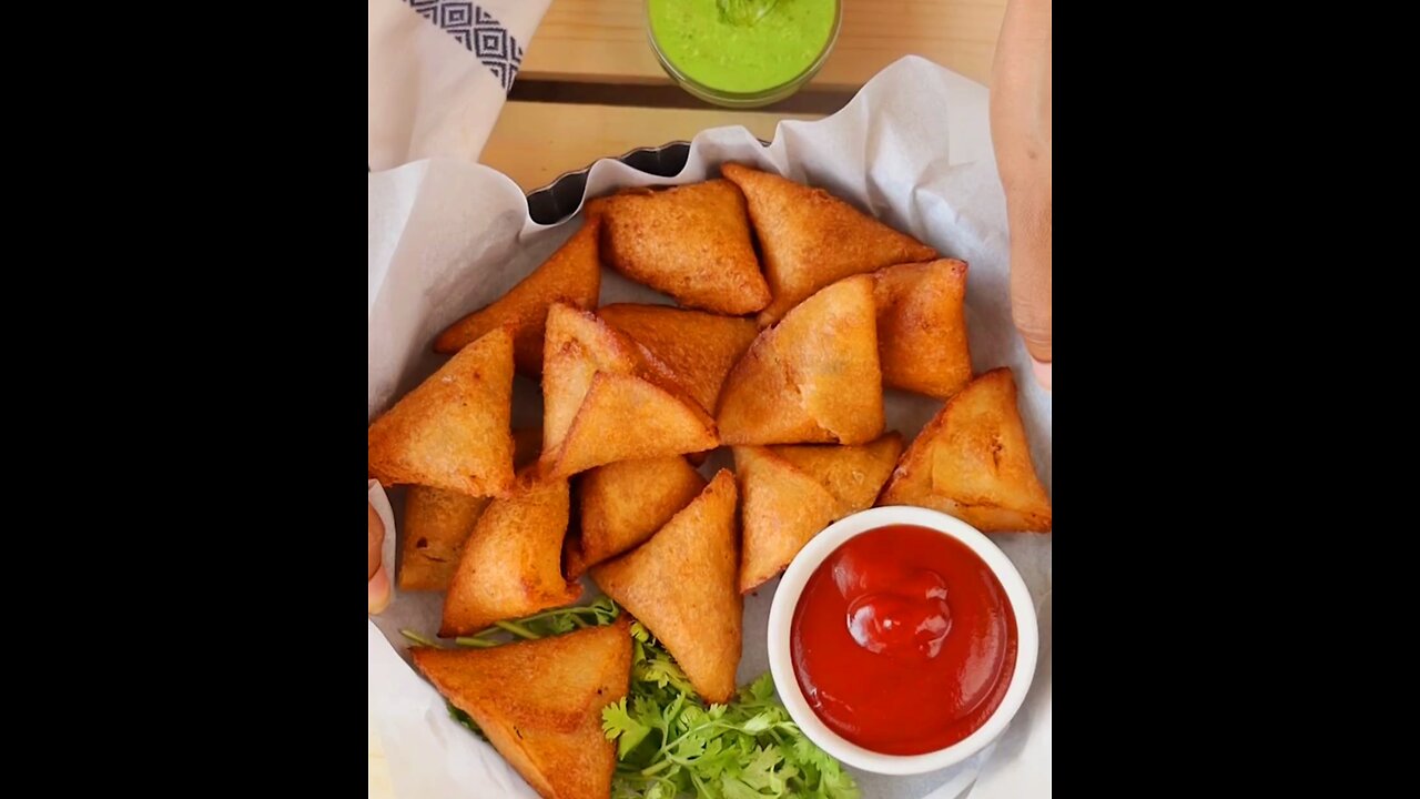 Cheesy pizza samosa recipe, 10 मिनट में, बिना आटा गुथे बनाएं ढेर सारे समोसे