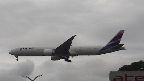 Boeing 777-300ER PT-MUH na aproximação final antes de pousar em Manaus vindo de Guarulhos 08/02/2021