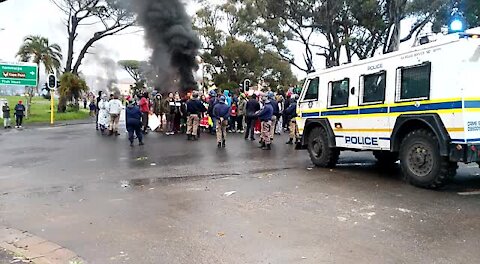 Cape Town total shutdown protest causes chaos on roads (quz)