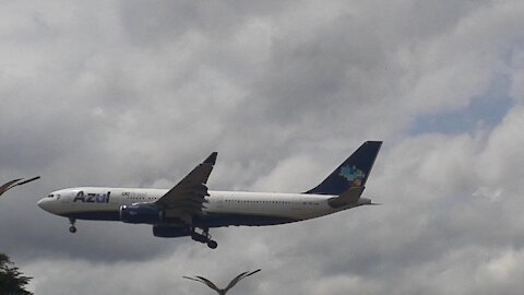 Airbus A330 PR-AIW e Embraer 195 PR-AXS em Manaus