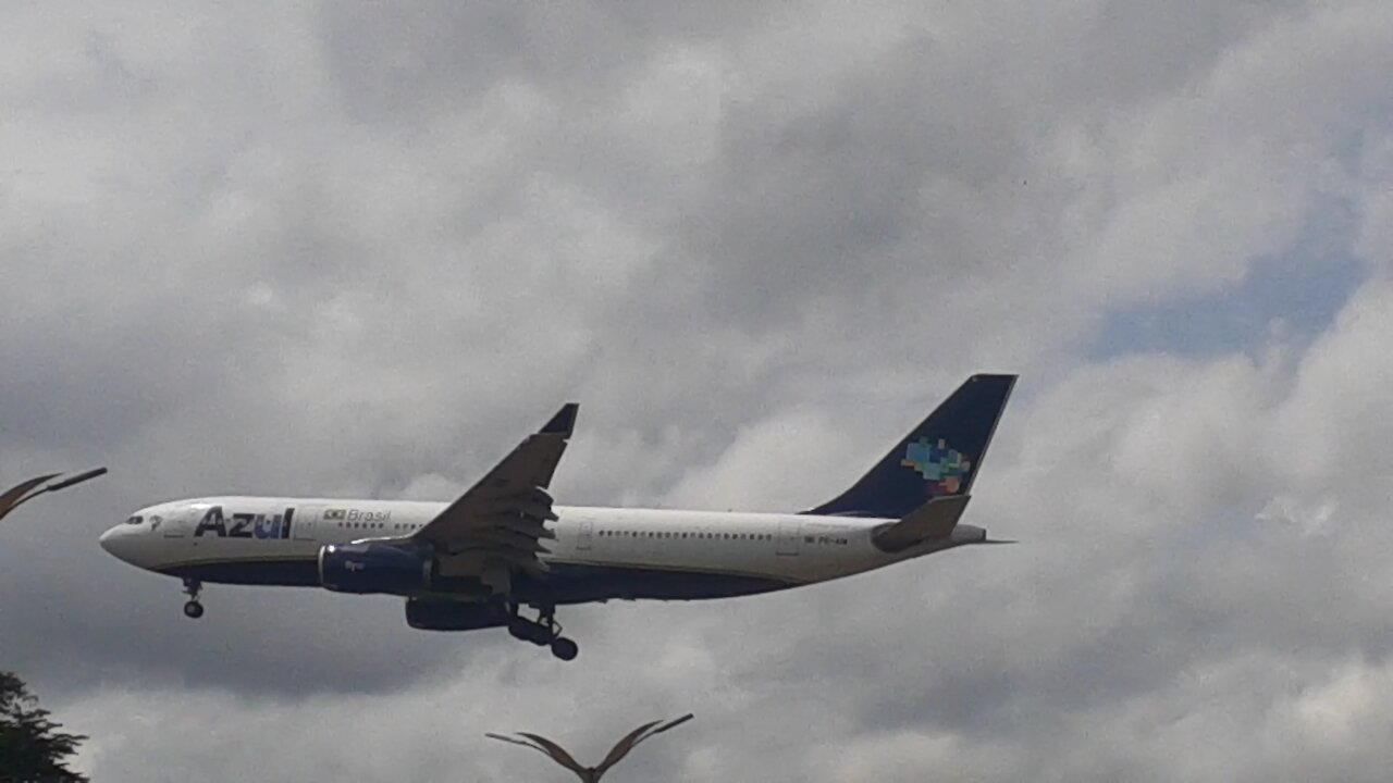 Airbus A330 PR-AIW e Embraer 195 PR-AXS em Manaus