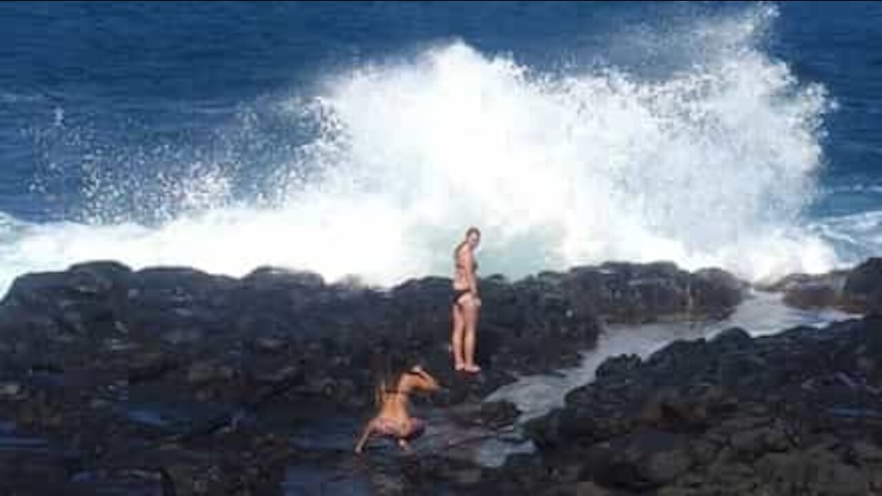 Une séance photo gâchée par une énorme vague