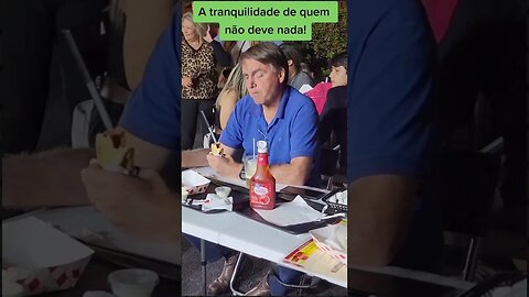 Bolsonaro comendo um X tudo e tomando caldo de cana - a tranquilidade de quem não está devendo nada