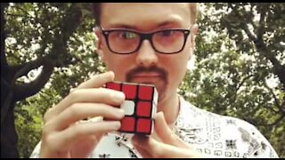 Jovem resolve Cubo de Rubik em 30 segundos