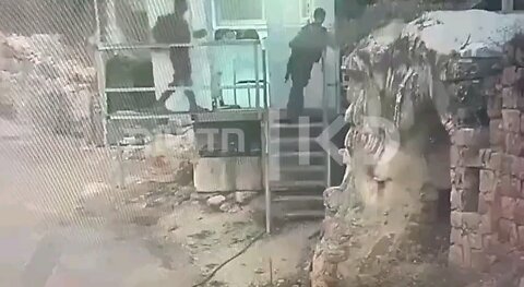 لحظة انفجار قنبلة يدوية وإصابة مجندة "إسرائيلية" وجندي آخر في محيط البلدة القديمة بمدينة الخليل،
