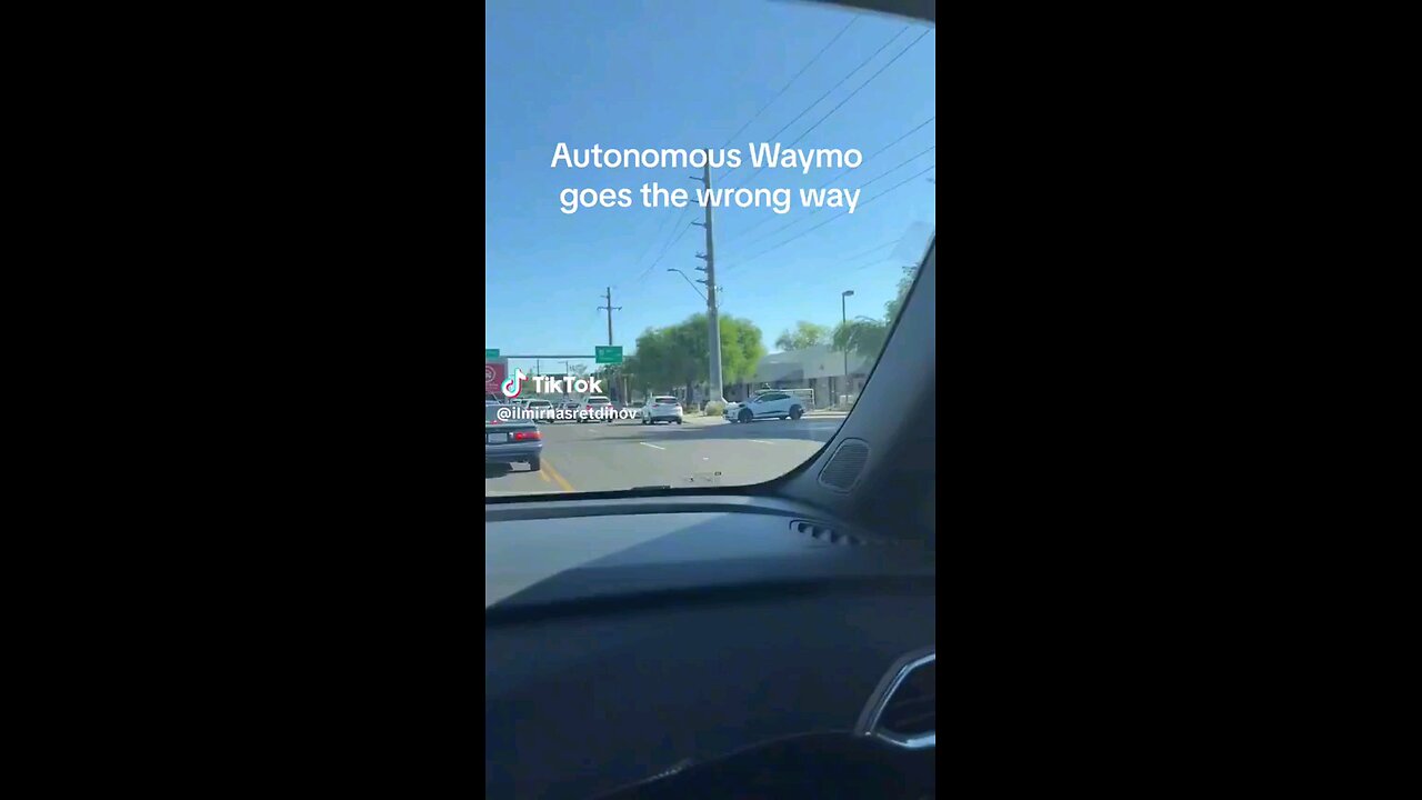 Google's self driving project, Waymo goes the wrong way on a public road! 🤦🏻‍♀️🤦🏻‍♀️🤦🏻‍♀️