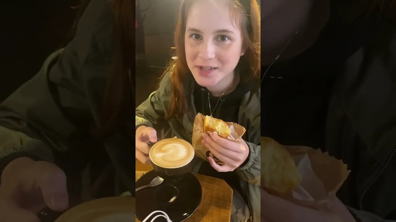 Ellisa Moras Padilla café com pão de queijo