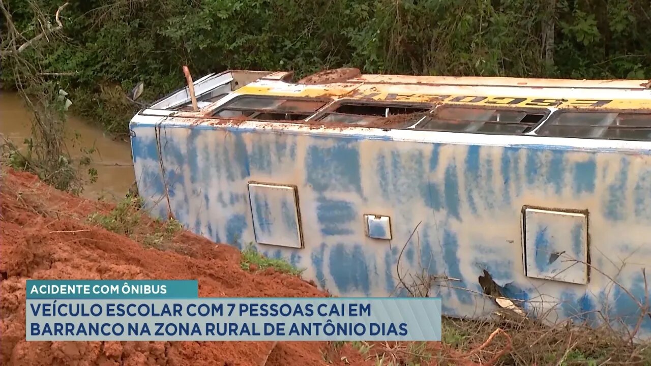 Acidente com Ônibus: Veículo Escolar com 7 pessoas cai em Barranco na Zona Rural de Antônio Dias.