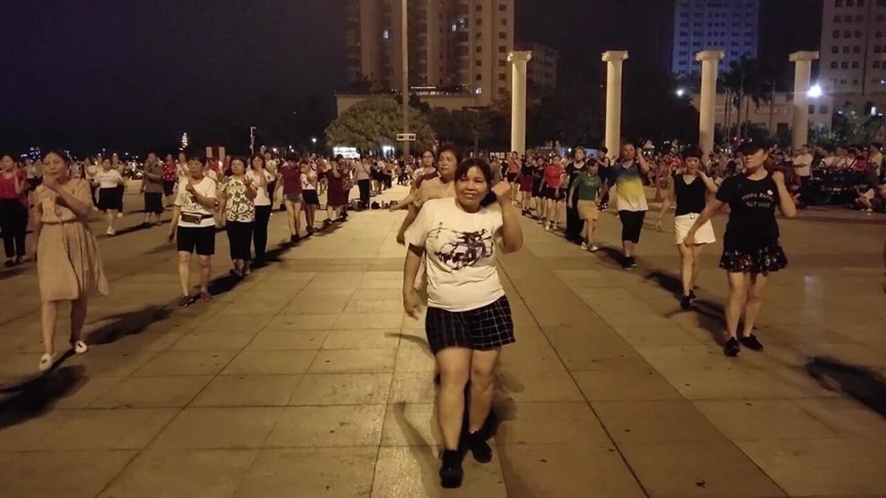 老歌舞曲《花桥流水》节奏感强，动作简单易学，大妈大叔都来跳【順能炫舞團】