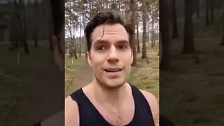 Henry Cavill agradecendo seus fãs brasileiros de The Witcher