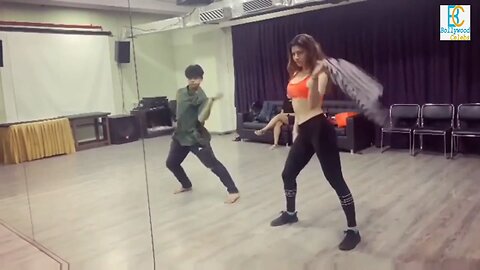 lady Gaga Urvashi Rautela Dance Move remove tshirt