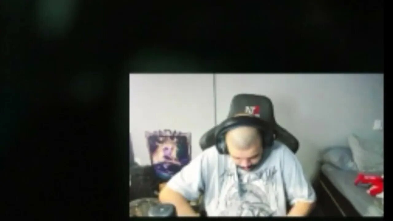 Luan em live com mo buracao na cueca