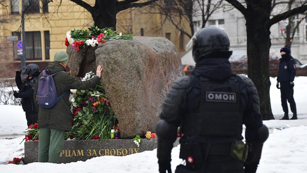 Russian Police Detain Hundreds At Memorials For Alexei Navalny