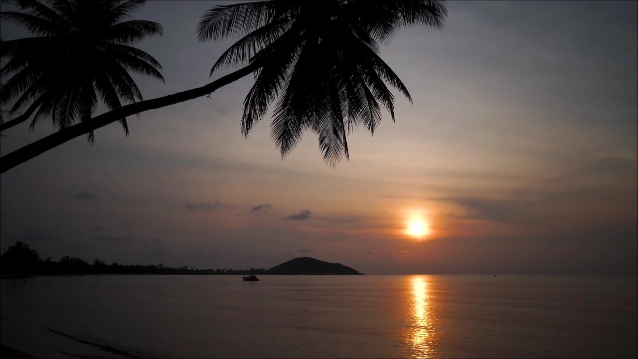 Evening Shadow on the Beach Video Complimented by Relaxing & Calming Instrumental Background Music