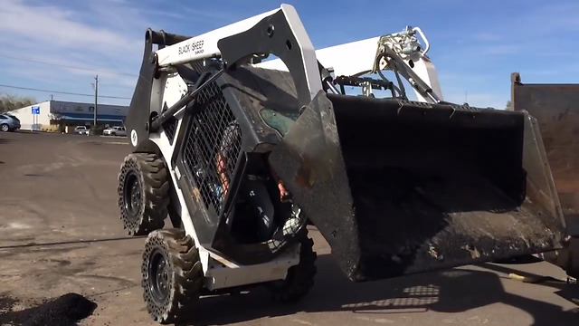 Mind-blowing Bobcat skid-steer skills at job site