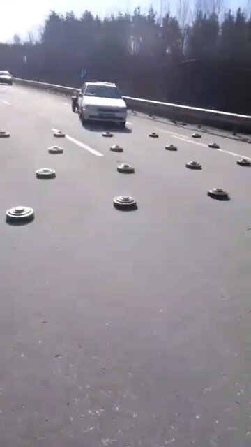 Ukrainian civilians trying to cross mines laid by Russian near Kiev by taking massive risk to escape