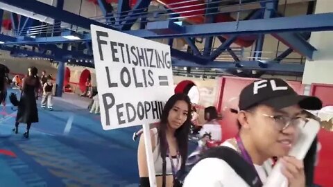 Anime Fan Threatens To Beat Up Woman