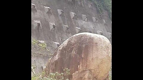 PERTO DO ESQUELETO DO RODOANEL NORTE TRILHA CERCADA DE MATO E RESTOS DE OBRA E PEDRAS GRANDES NO CAM