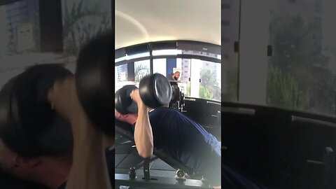 Top 2 exercícios para aumentar a parte superior do peito ￼#shorts